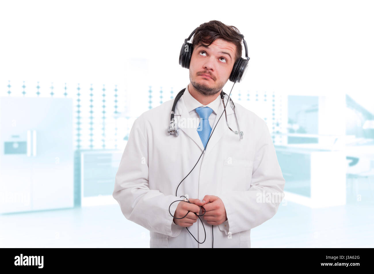 Médico varón con auriculares escuchando música como concepto de relajación  médica Fotografía de stock - Alamy