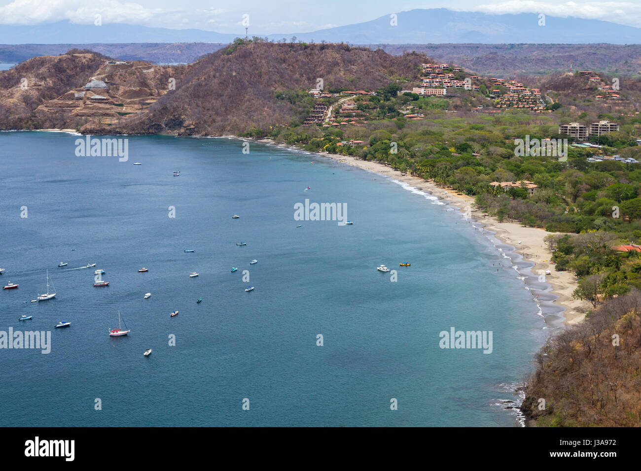 Hermosa vista de la hermosa bahía en Guanacaste Costa Rica, con profundas aguas azules y arena blanca Foto de stock