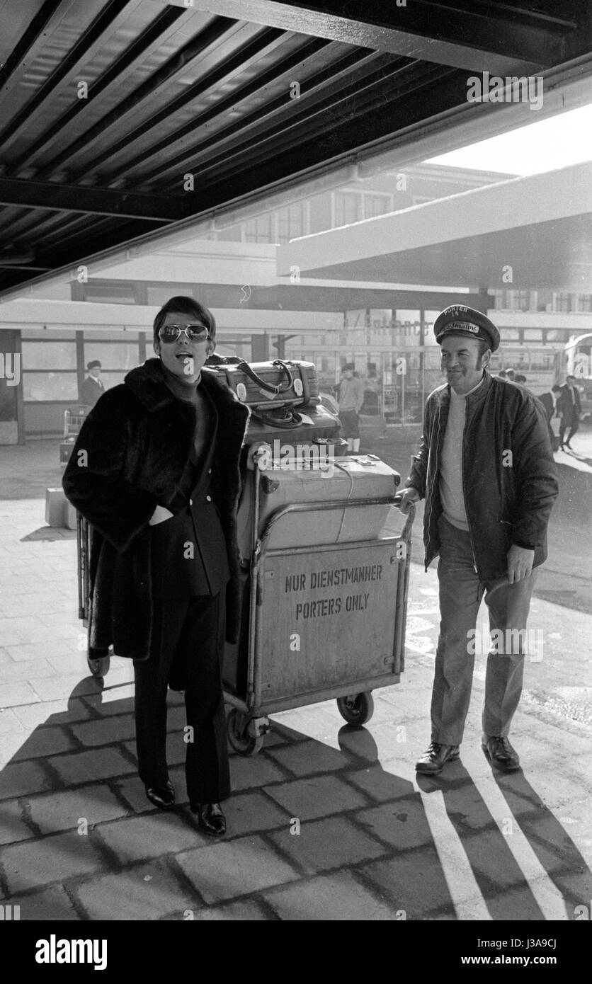 El cantante español Raphael en el aeropuerto de Munich-Riem, 1975 Foto de stock
