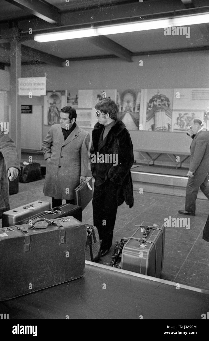 El cantante español Raphael en el aeropuerto de Munich-Riem, 1973 Foto de stock