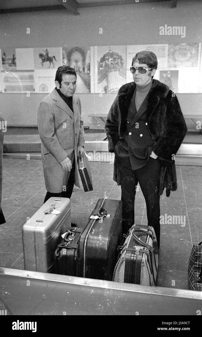 El cantante español Raphael en el aeropuerto de Munich-Riem, 1972 Foto de stock
