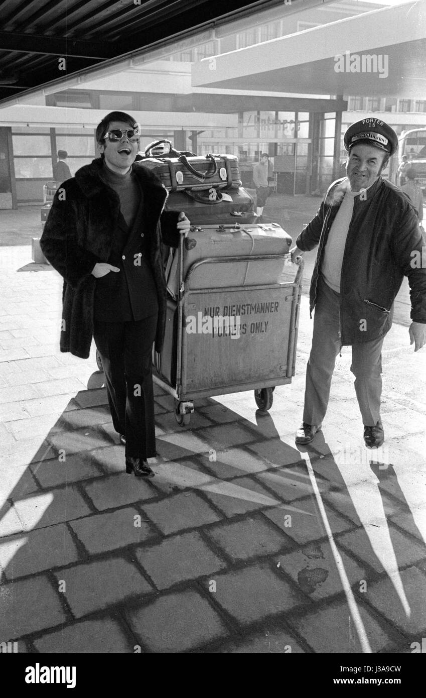 El cantante español Raphael en el aeropuerto de Munich-Riem, 1971 Foto de stock