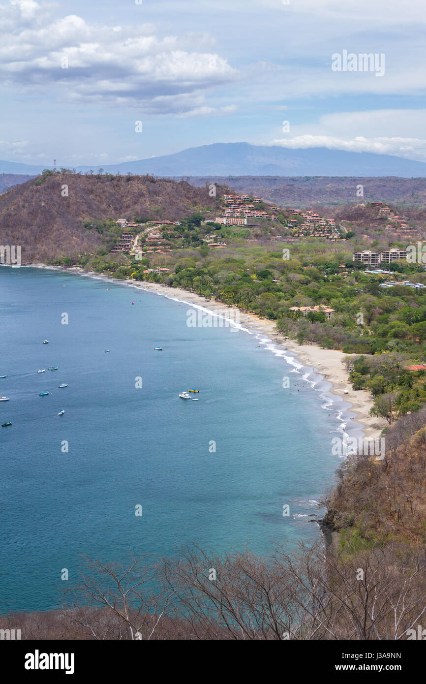 Hermosa vista de la hermosa bahía en Guanacaste Costa Rica, con profundas aguas azules y arena blanca Foto de stock