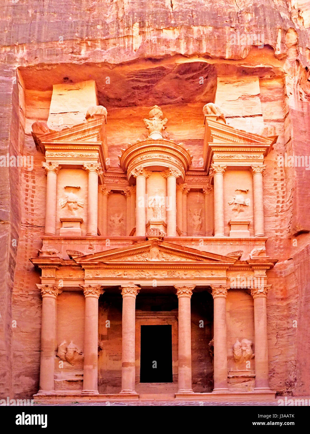 Fachada de la Tesorería en Petra. Foto de stock