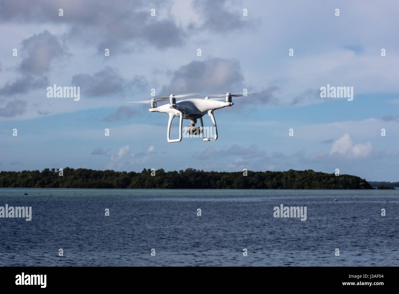 Comercialmente disponible quadcopter captura asombrosas imágenes aéreas. Foto de stock
