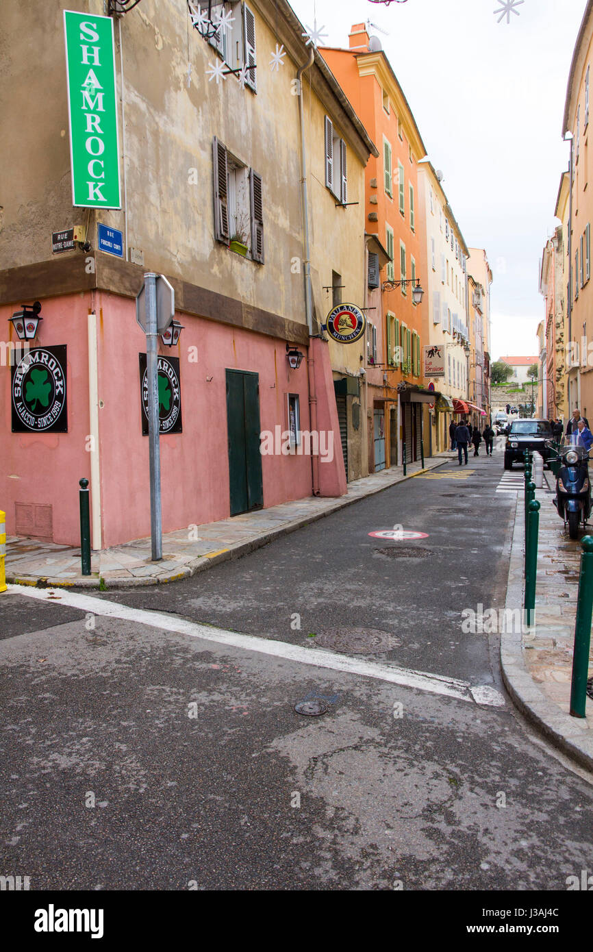 Una calle estrecha del casco antiguo de la ciudad de Ajaccio, Córcega. Foto de stock