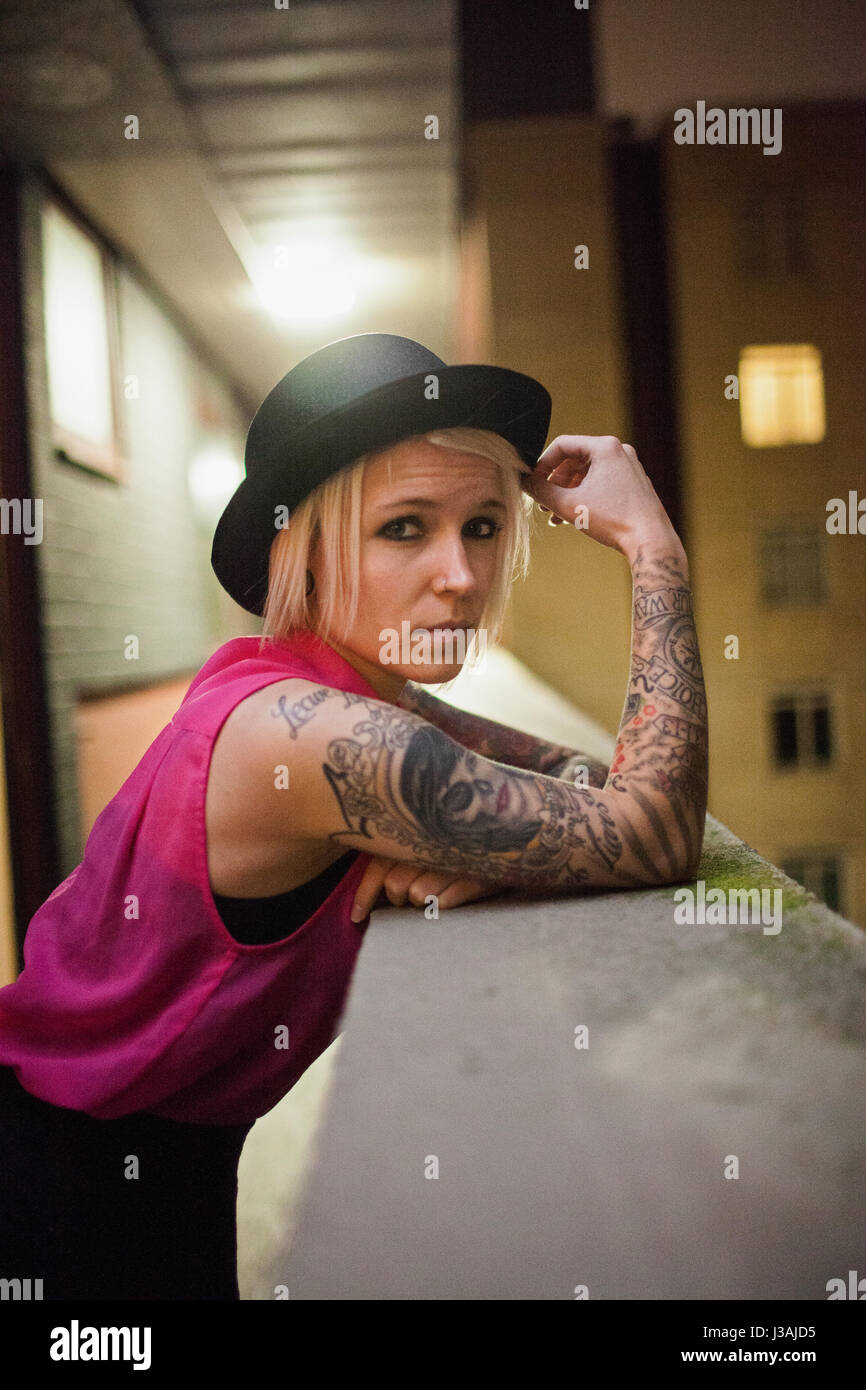 Mujer joven en un balcón Foto de stock