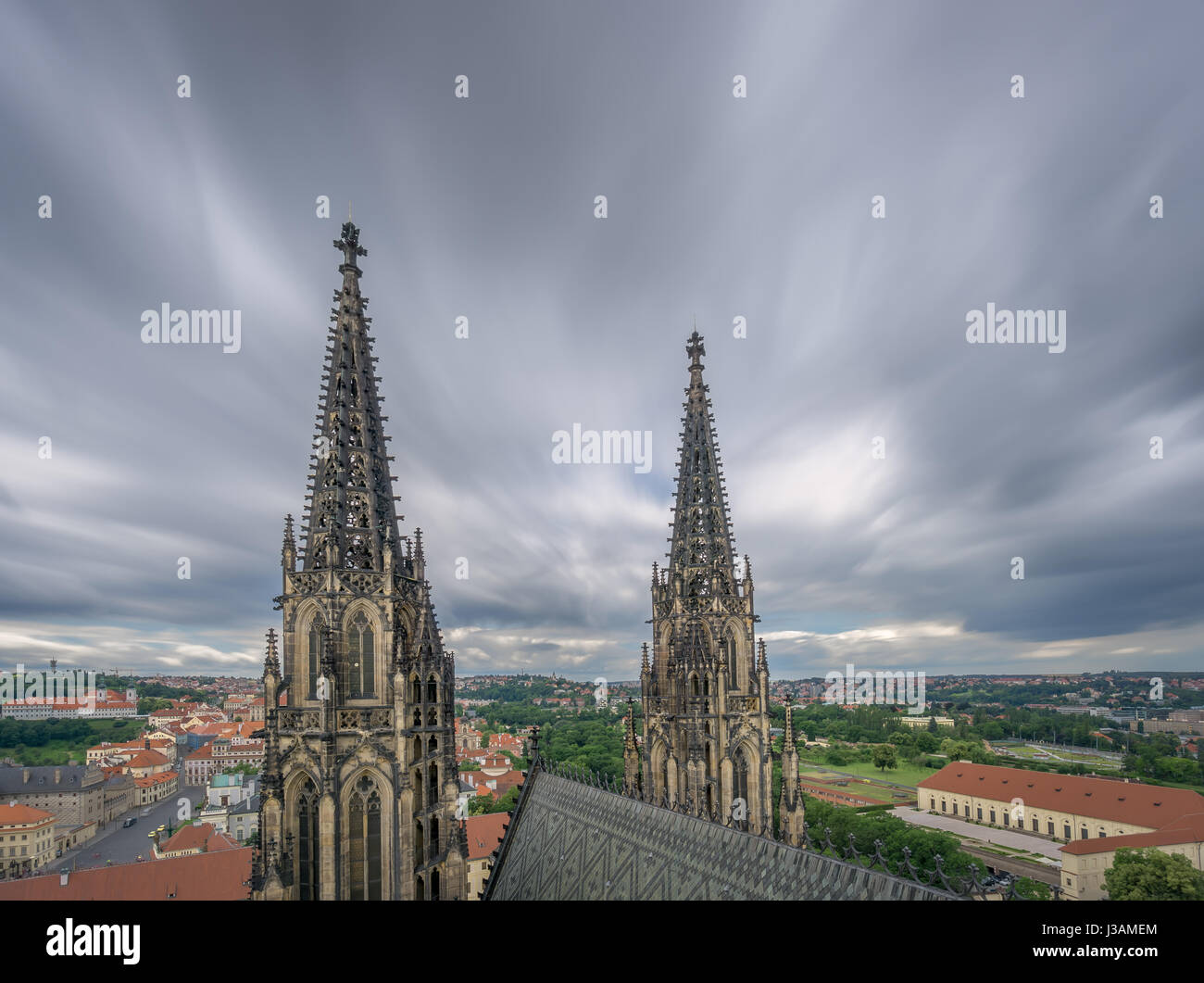 Una vista desde la cima de la torre de la Catedral de San Vito en Praga, incluyendo las torres de la iglesia gótica y una vista panorámica de la ciudad de Praga. Foto de stock
