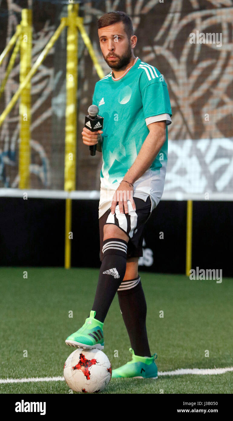 Jugador de fútbol de Alba, durante un evento de la empresa 'Adidas' en Barcelona el jueves 04 de de 2017 Fotografía de stock - Alamy