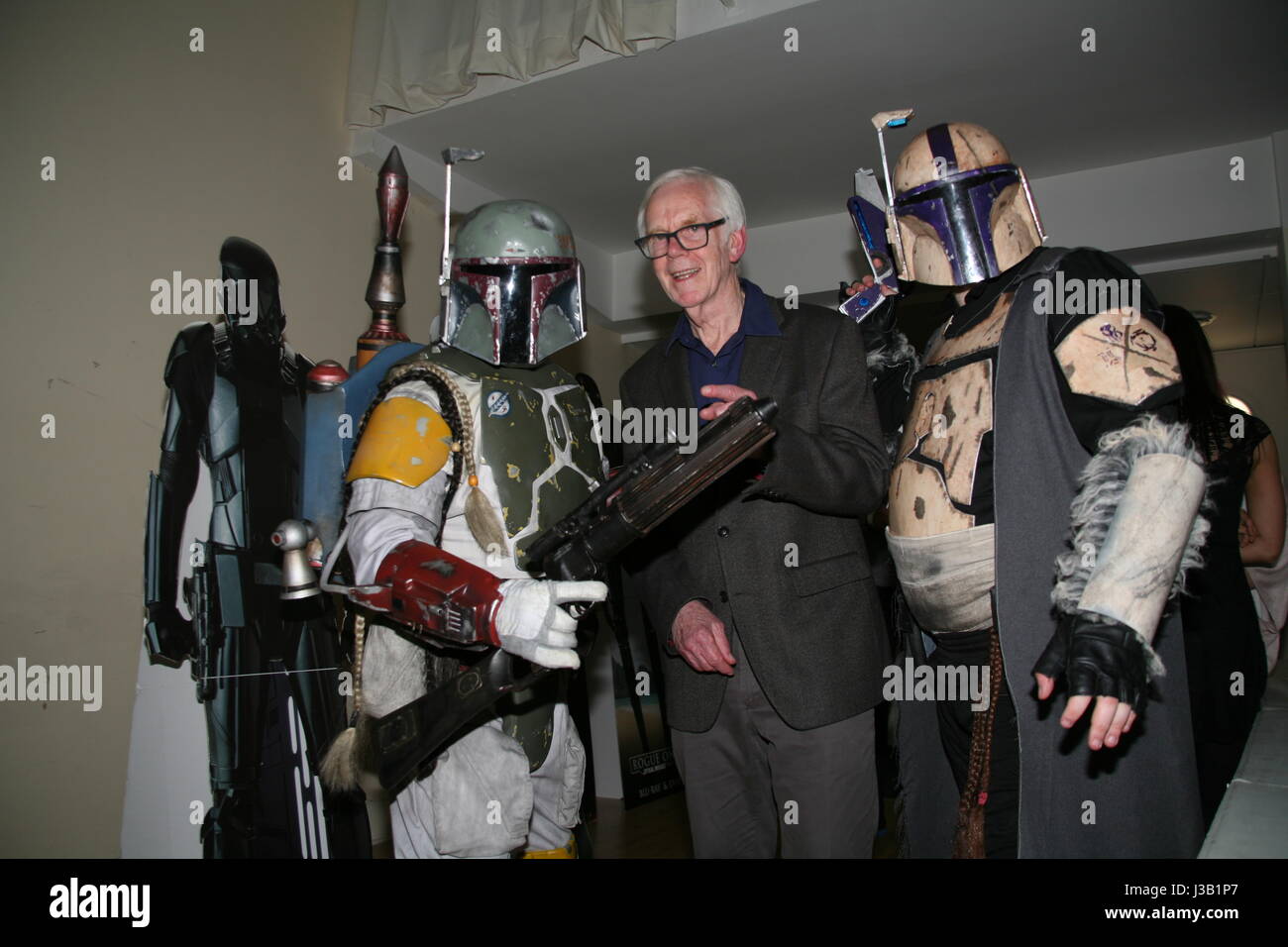 Cine Ouseburn Blackfriars, Newcastle upon Tyne, Reino Unido. 4 de mayo de 2017. Día de Star Wars: Una Noche Con Boba Fett. El actor Jeremy Bulloch quien jugó Boba Fett en la Trilogía de la Guerra de las Galaxias, Gran Bretaña Credit: David Whinham/Alamy Live News Foto de stock