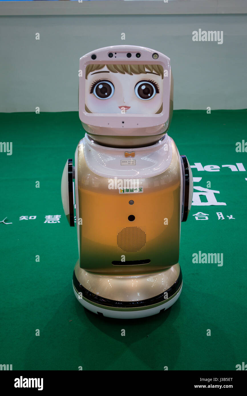 Elderly care robot fotografías e imágenes de alta resolución - Alamy