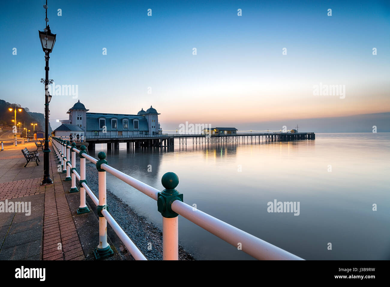 Justo antes del amanecer en Penarth Pier cerca de Cardiff, en la costa sur de Gales Foto de stock
