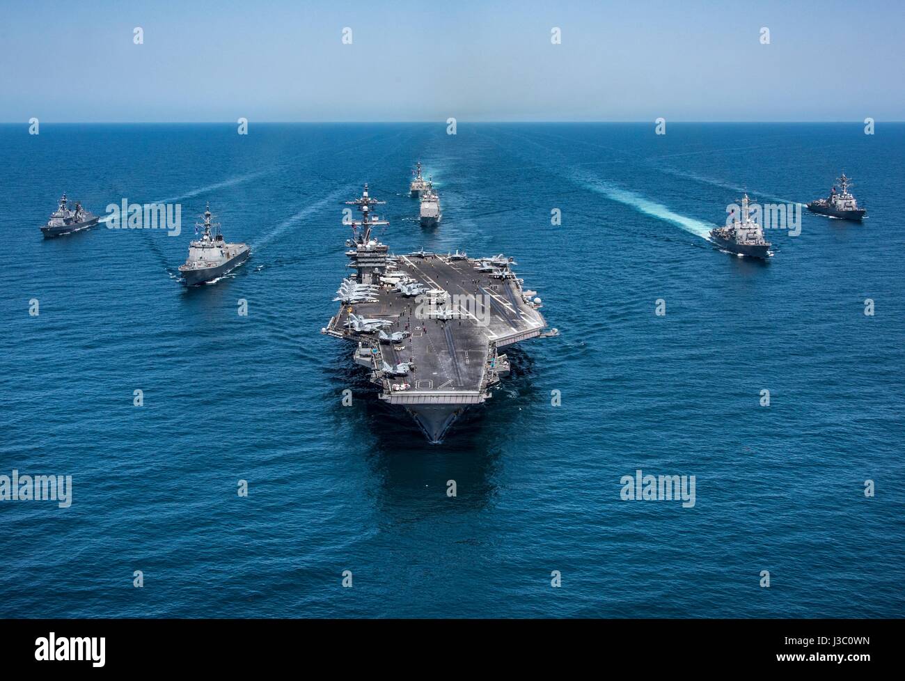 La Marina de los EE.UU. clase Nimitz portaaviones USS Carl Vinson está en marcha con una escolta de buques de guerra de los EE.UU. y Corea del Sur durante las patrullas Mayo 3, 2017 frente a las costas de Corea. Foto de stock