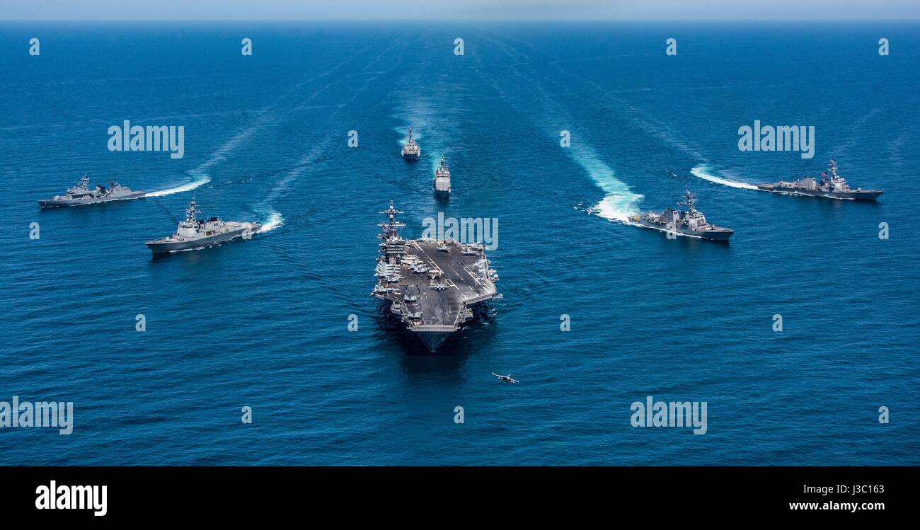 La Marina de los EE.UU. clase Nimitz portaaviones USS Carl Vinson está en marcha con una escolta de buques de guerra de los EE.UU. y Corea del Sur durante las patrullas Mayo 3, 2017 frente a las costas de Corea. Foto de stock