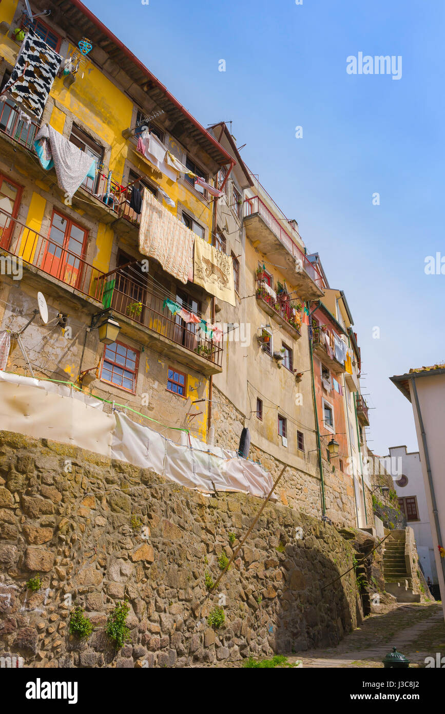 Porto Portugal casco antiguo, vista de los edificios históricos de la ciudad antigua sobre la zona ribereña de Ribeira en el centro de Porto, Portugal. Foto de stock