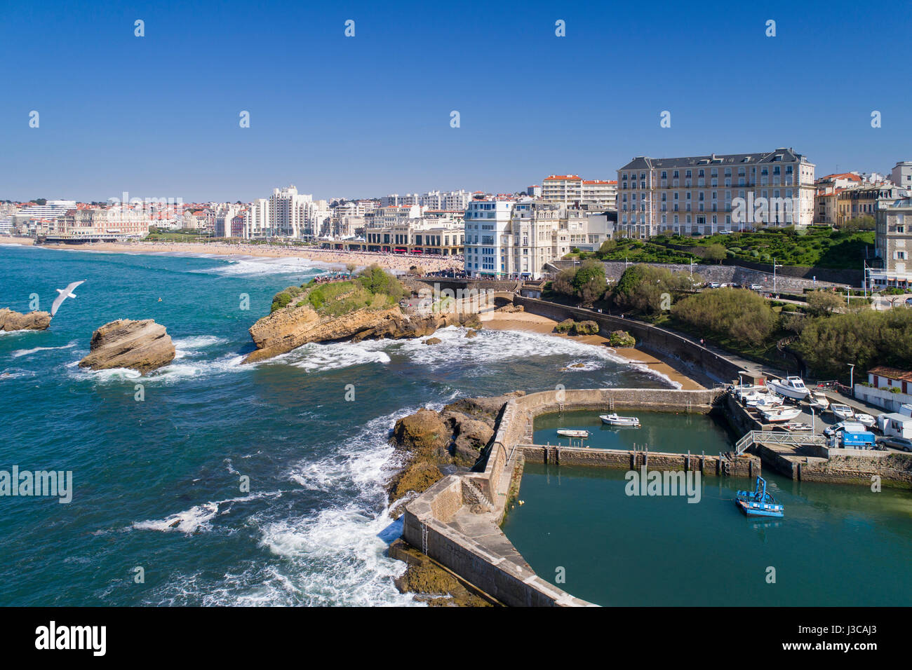 Biarritz es una ciudad sobre la bahía de Vizcaya, en la costa atlántica, en el departamento de Pirineos Atlánticos, región de Aquitania en el suroeste de Francia. Foto de stock