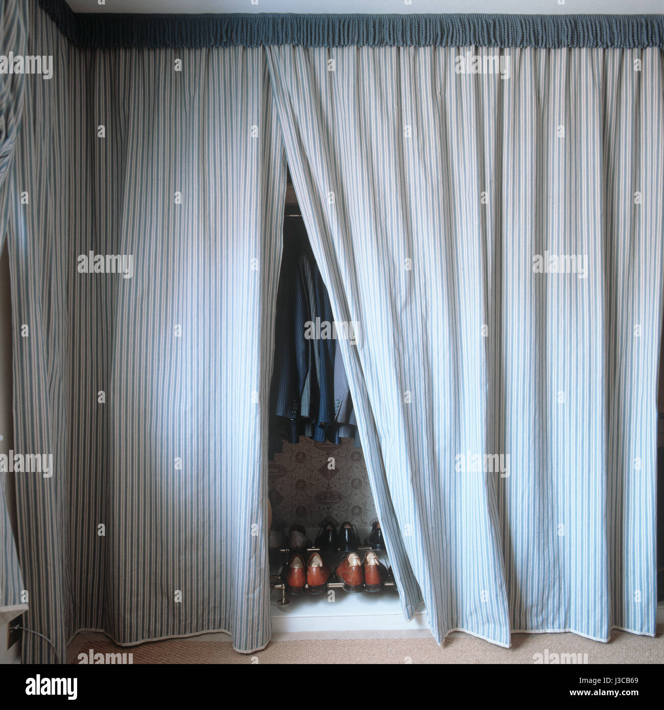 Un armario con cortinas a rayas. Foto de stock