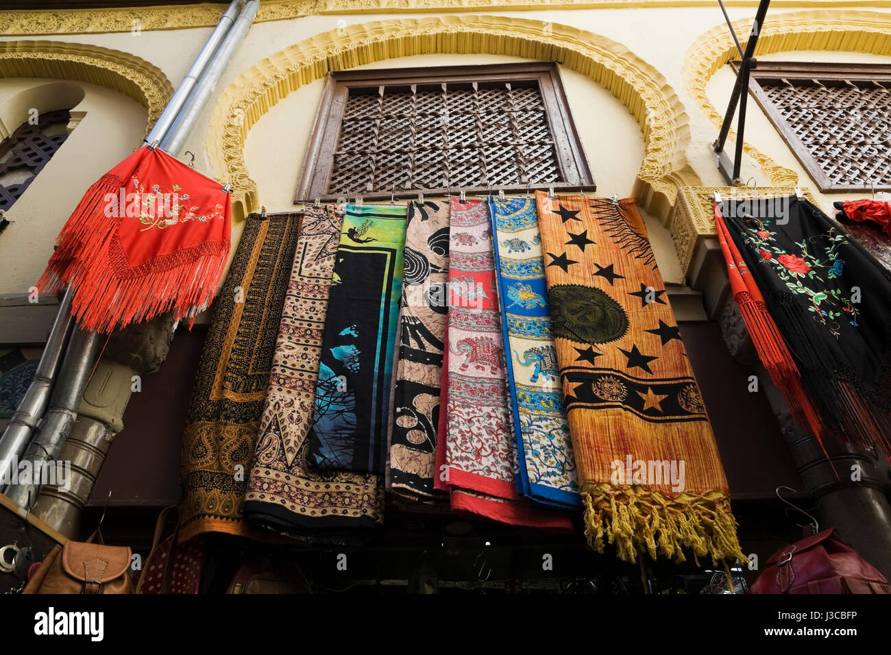 Manteles colgando en la boutique en un zoco árabe en Granada, España,  Europa Fotografía de stock - Alamy