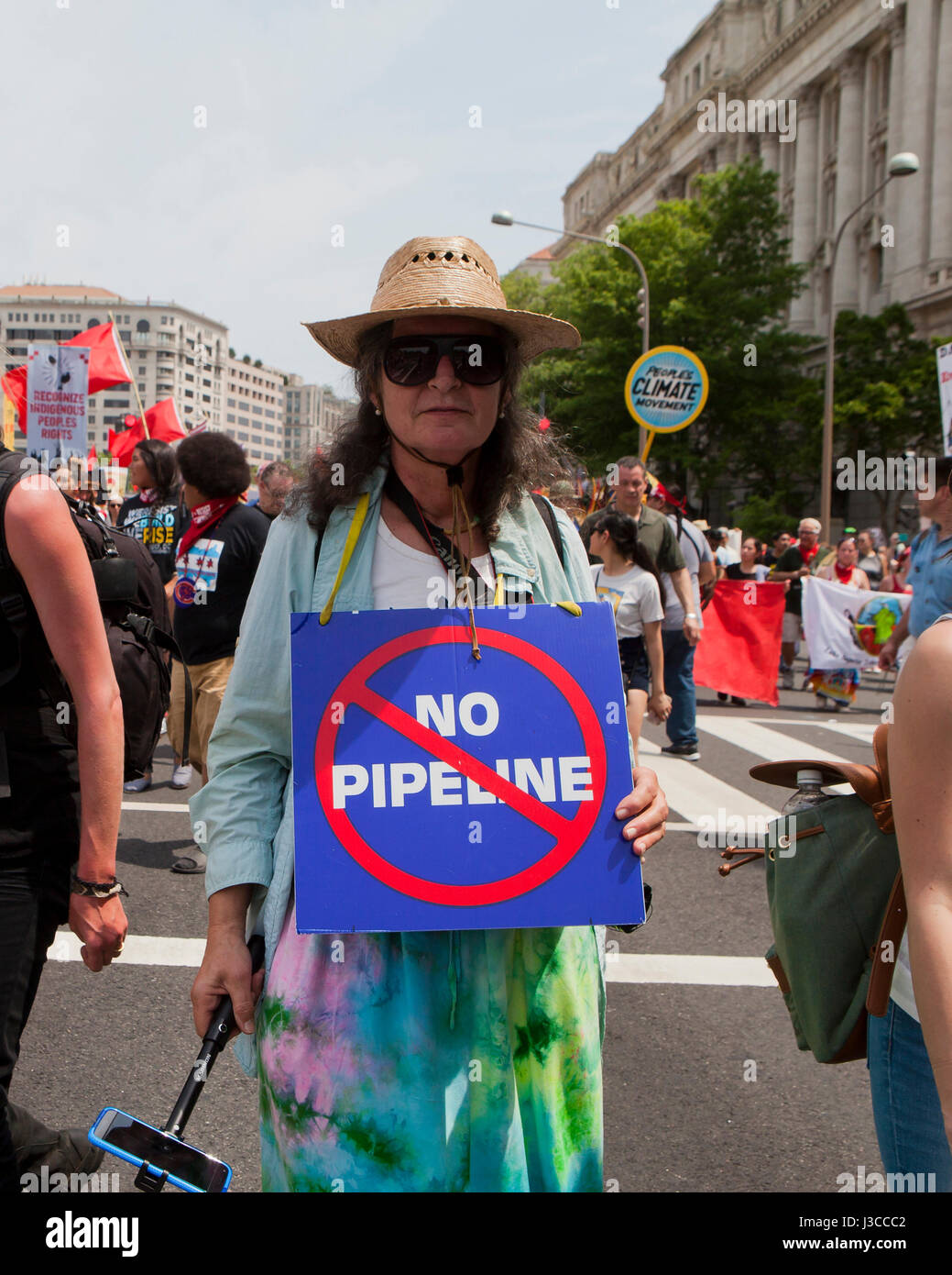 2017 Marzo Clima popular (mujer sosteniendo 'ninguna canalización' signo, refiriéndose al oleoducto Keystone XL) - Washington, DC, EE.UU. Foto de stock