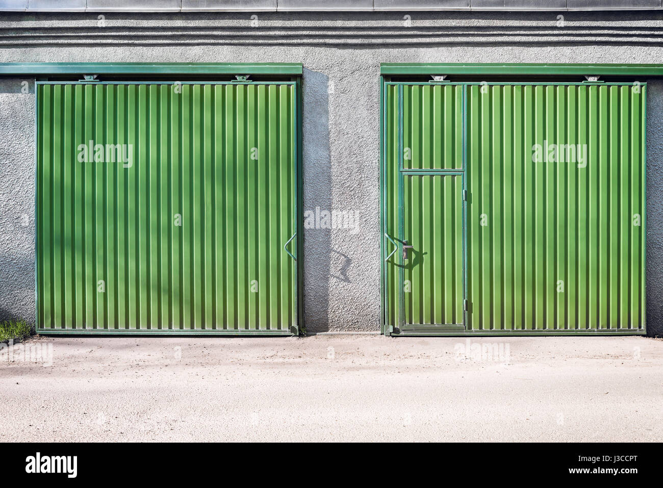 Puertas verde metálico y la puerta de la gran capacidad de almacenamiento. Foto de stock