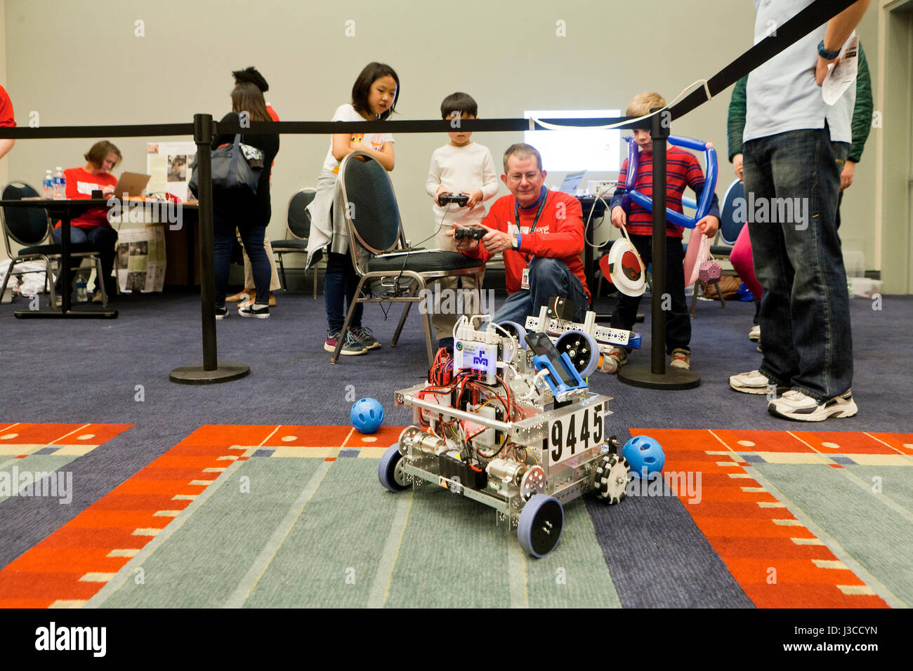 Los niños viendo la demostración de robótica durante el festival del tallo - EE.UU. Foto de stock