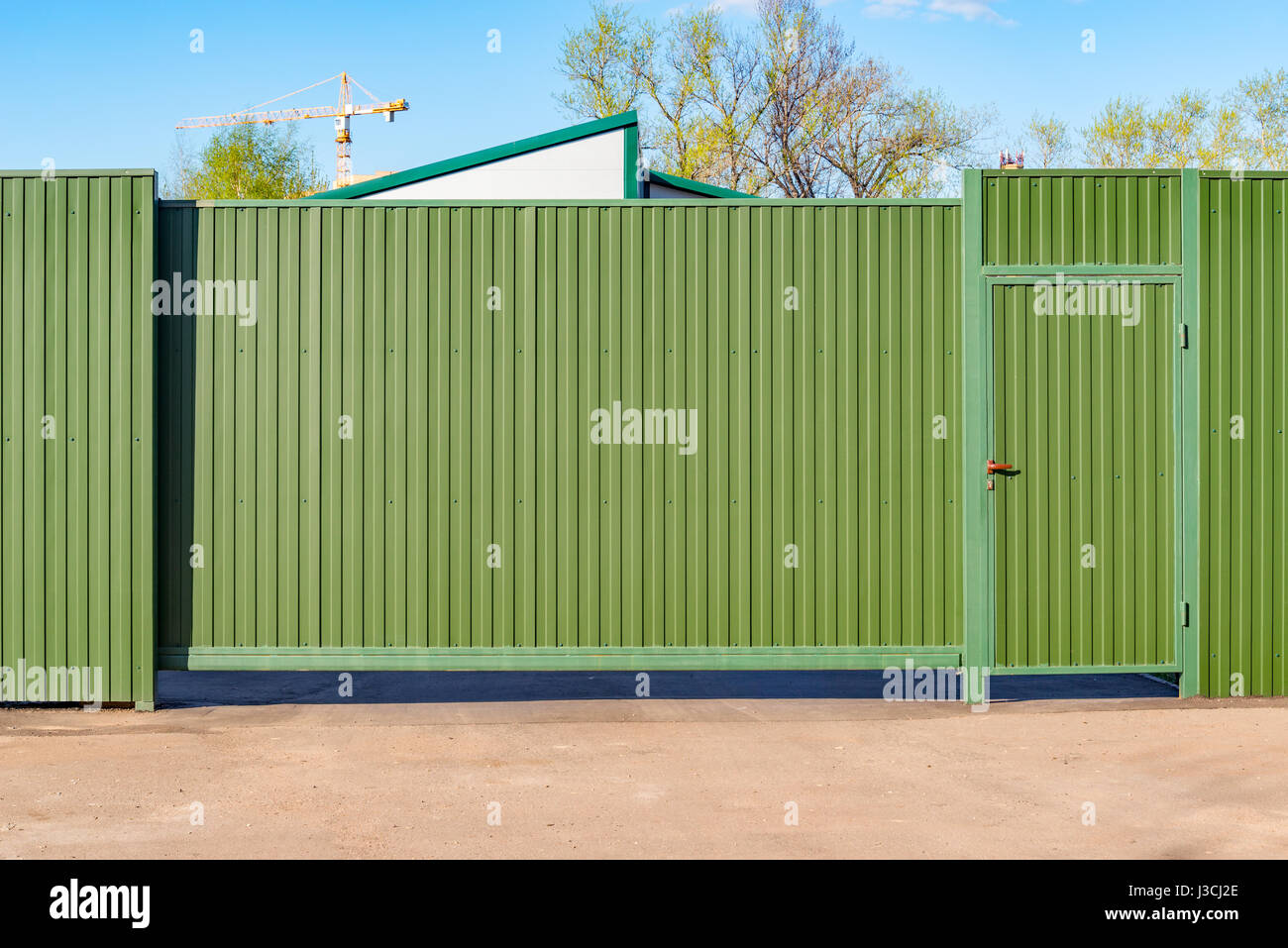 Puertas verde metálico y la puerta de la gran capacidad de almacenamiento. Foto de stock