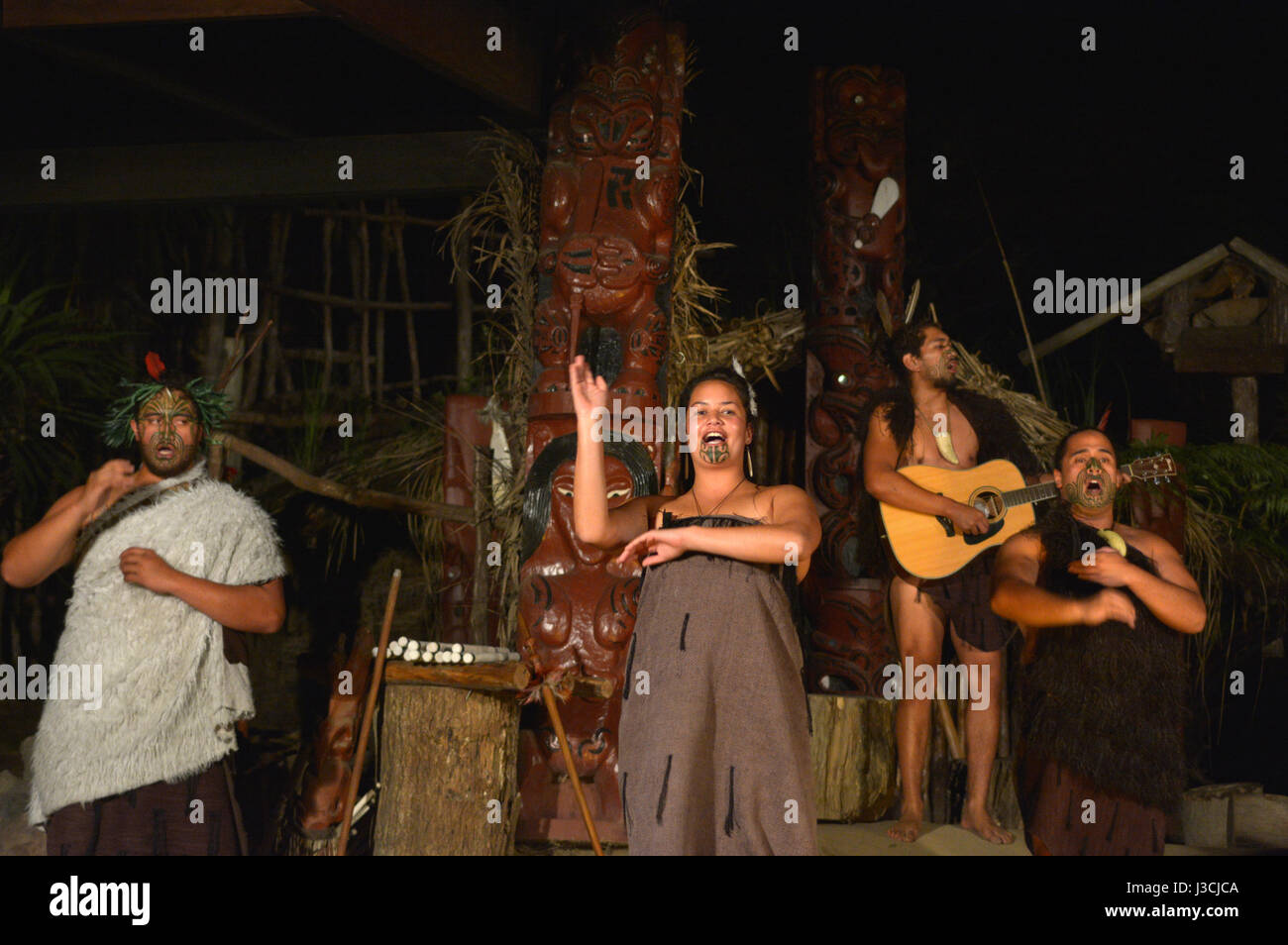 ROTORUA, NZL 25 Abr 2017el pueblo maorí cantar y bailar. Son la