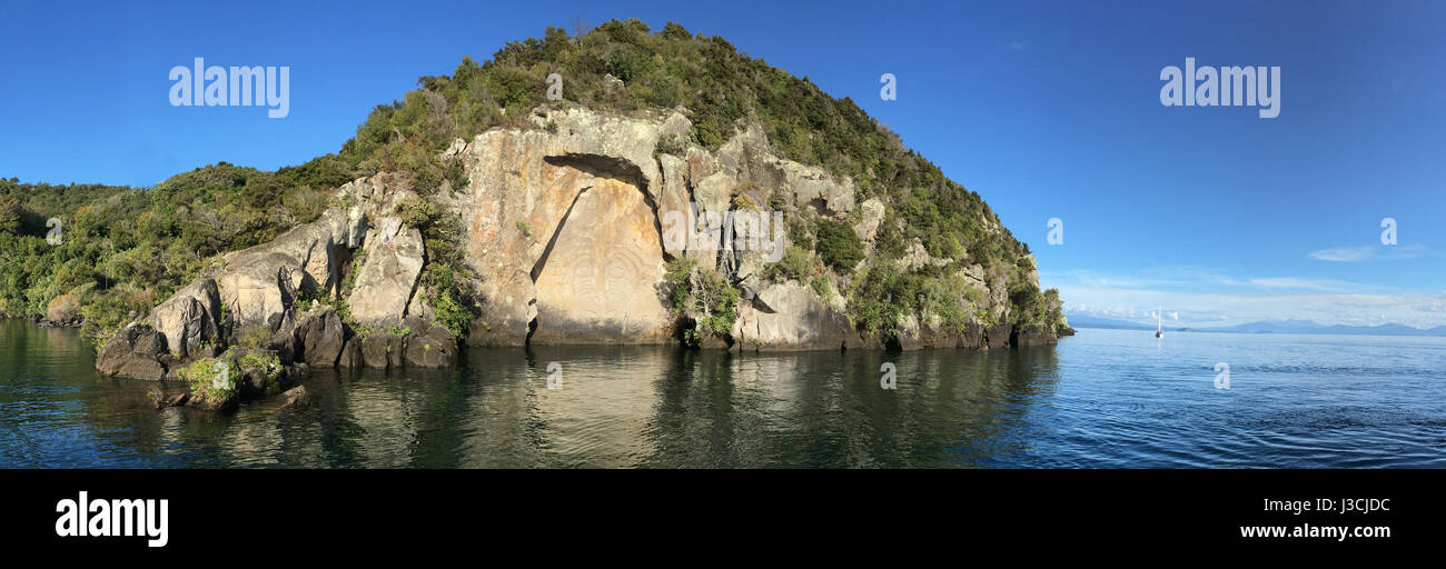 Vista panorámica de los maoríes roca tallada en el Lago Taupo, en la Isla Norte de Nueva Zelanda Foto de stock