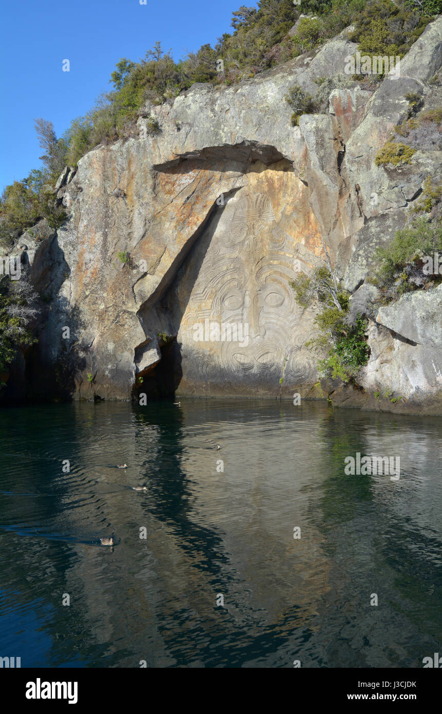 Los maoríes roca tallada en el Lago Taupo, en la Isla Norte de Nueva Zelanda Foto de stock