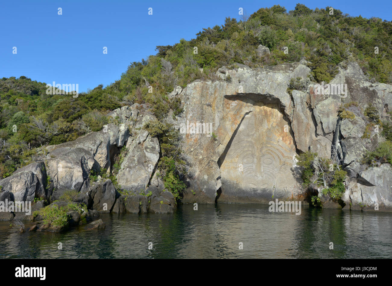 Los maoríes roca tallada en el Lago Taupo, en la Isla Norte de Nueva Zelanda Foto de stock