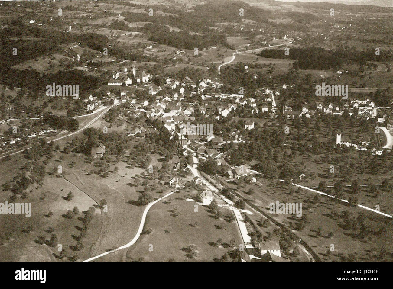 Die Schweiz von damals 1917 1937 (350 historische Flugaufnahmen von Walter Mittelholzer) Hinwil 1928 Foto de stock