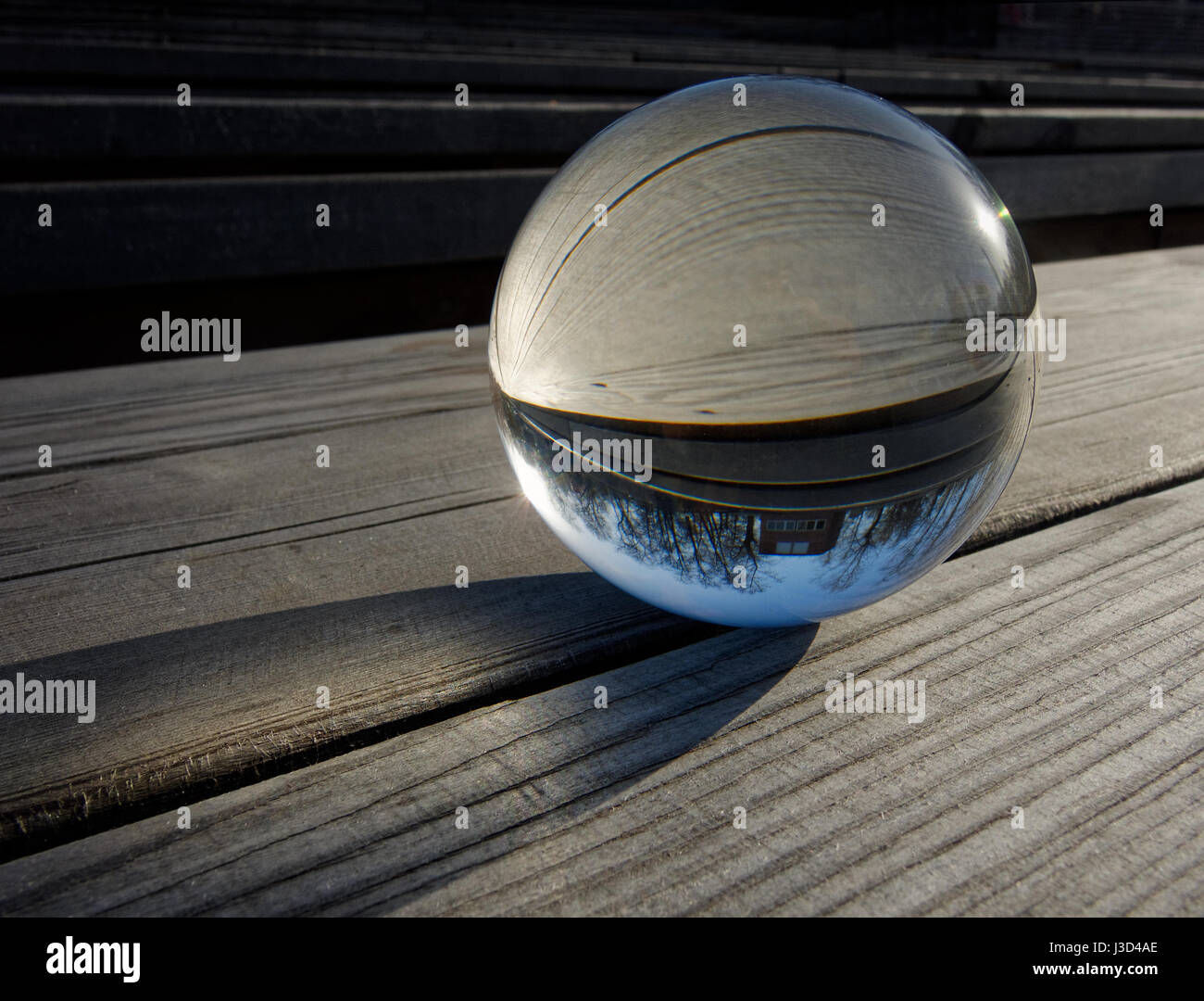 Fondos y texturas: bola de cristal sobre una mesa de madera, parte de un paisaje interior Foto de stock