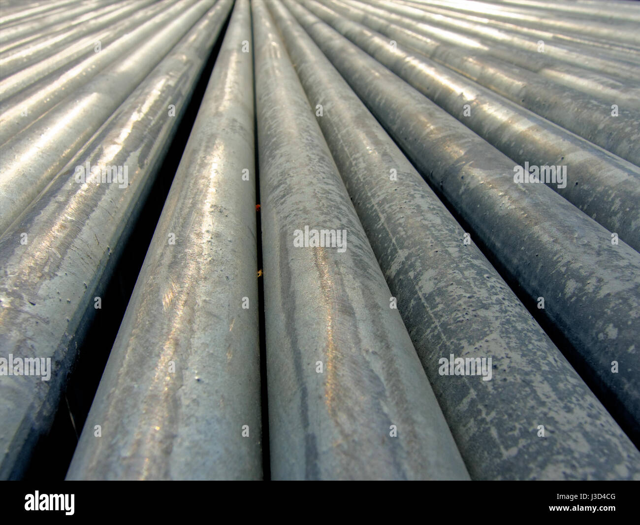 Fondos y texturas: grupo grande de tubos de acero recubierto de zinc, disminuyendo la perspectiva Foto de stock