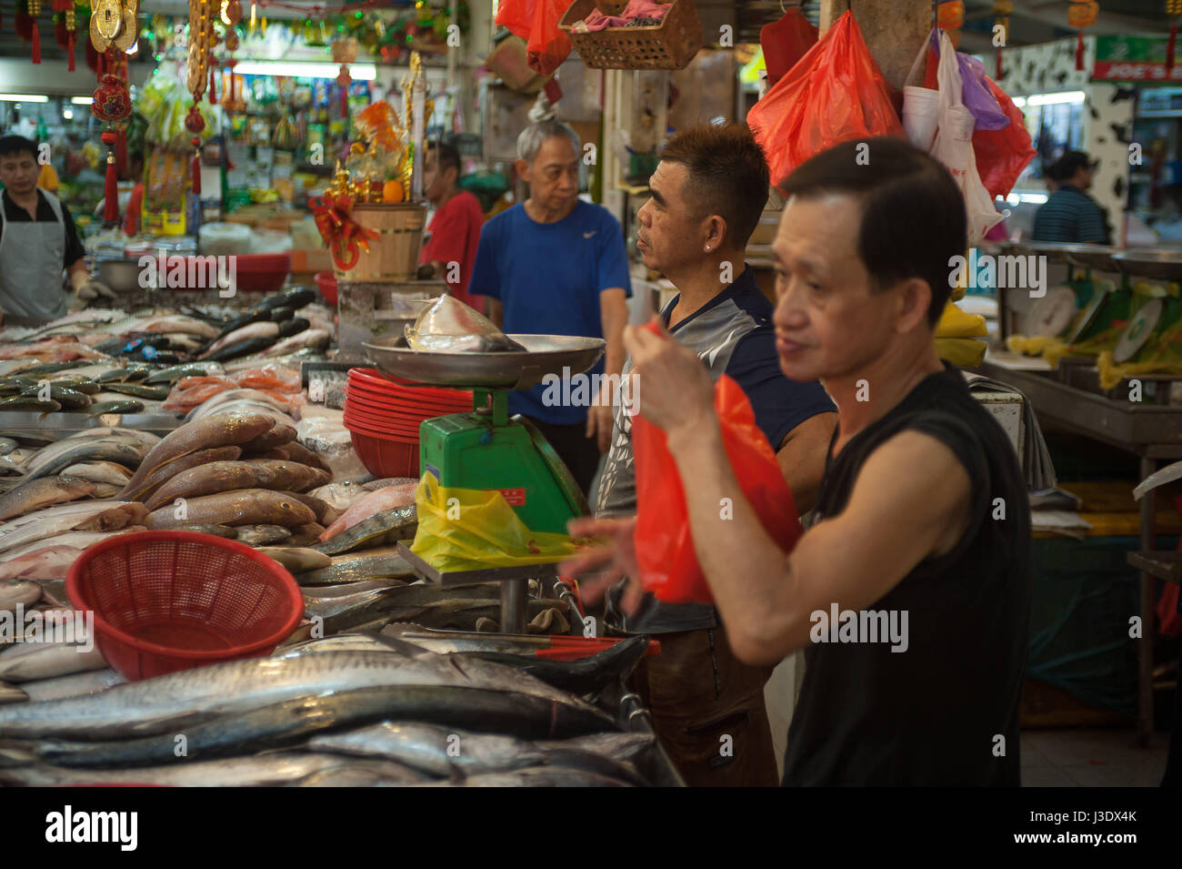 Singapur, República de Singapur, Asia, un tratante de pescado en el mercado Tekka Foto de stock