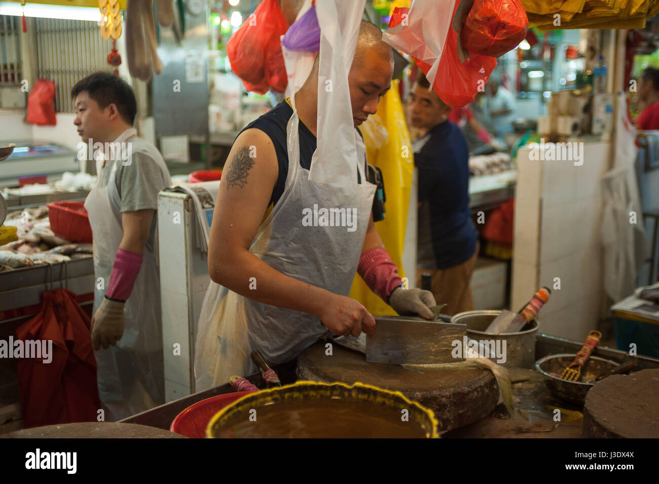 Singapur, República de Singapur, Asia, un tratante de pescado en el mercado Tekka Foto de stock