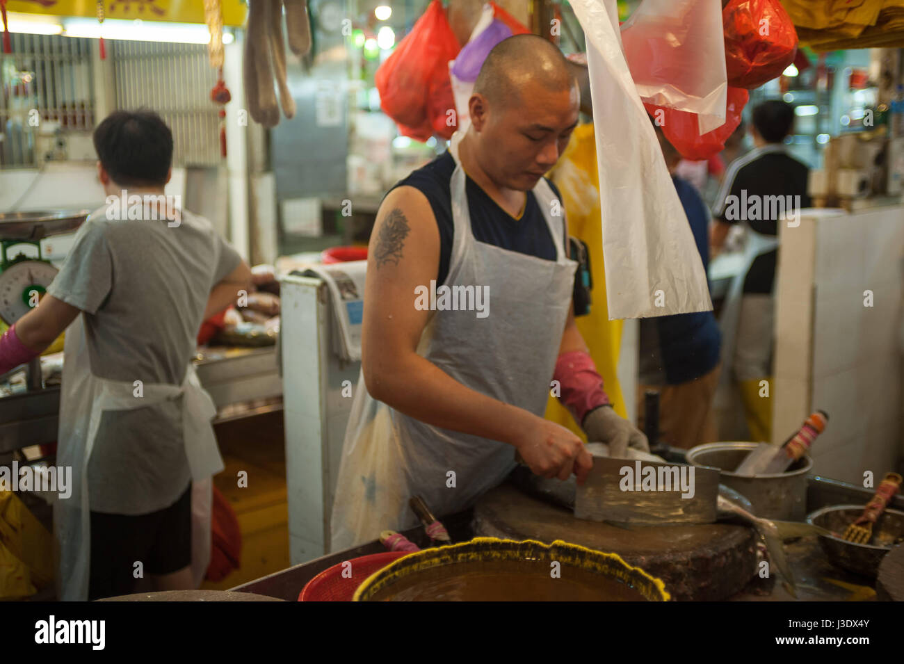 Singapur, República de Singapur, Asia, un tratante de pescado en el mercado Tekka Foto de stock