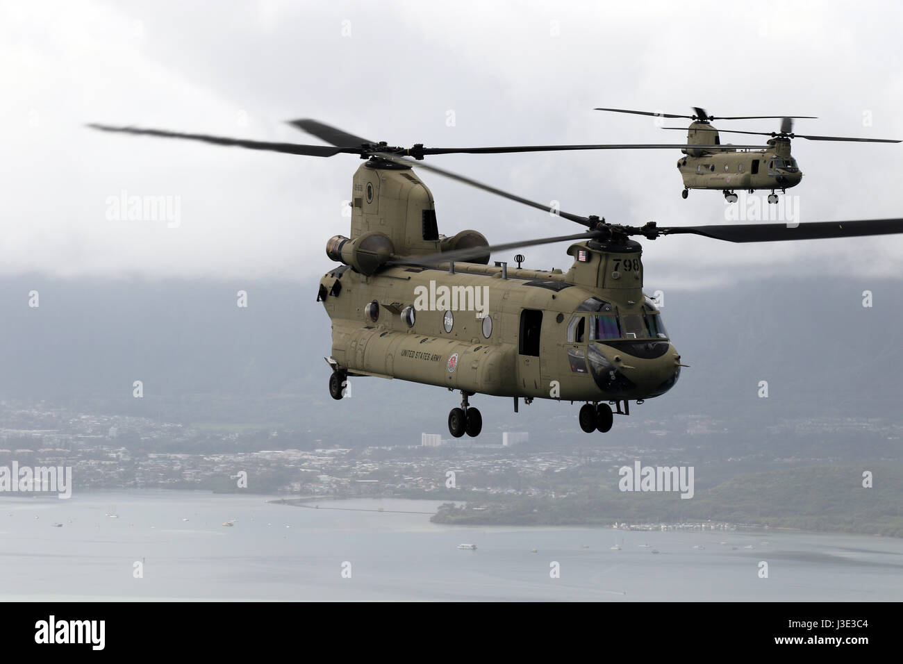 Soldados de la Guardia Nacional del Ejército de EE.UU. Realizar un vuelo de orientación en helicópteros Chinook CH-47F en la estación de la Fuerza Aérea de fuelle de Marzo 5, 2017 en Waimanalo, Hawai. (Foto por Matthew A. Foster/EE.UU. a través de la Guardia Nacional del Ejército Planetpix) Foto de stock