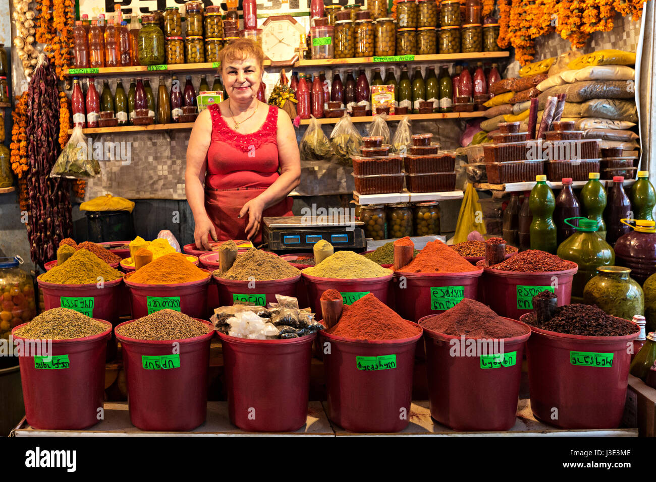 Especias y conservas tienda en Tbilisi, Georgia. Foto de stock