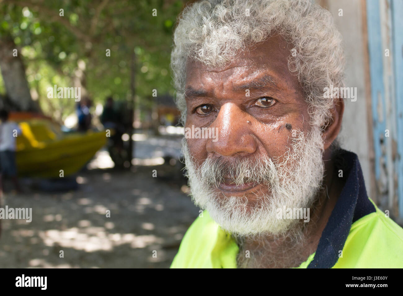 Owaraha, Islas Salomón - Marzo 6th, 2017: Retrato de un hombre melanesios senior en la playa de Owaraha (Santa Ana) Foto de stock