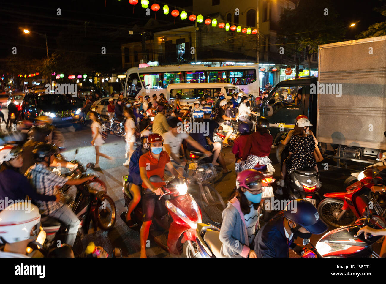 Hoi An, Vietnam - 11 de marzo de 2017: totalmente bloqueado el cruce. La gente venía a la ciudad para celebrar el Festival de la luna llena sobre un enorme número de scooters, que Foto de stock