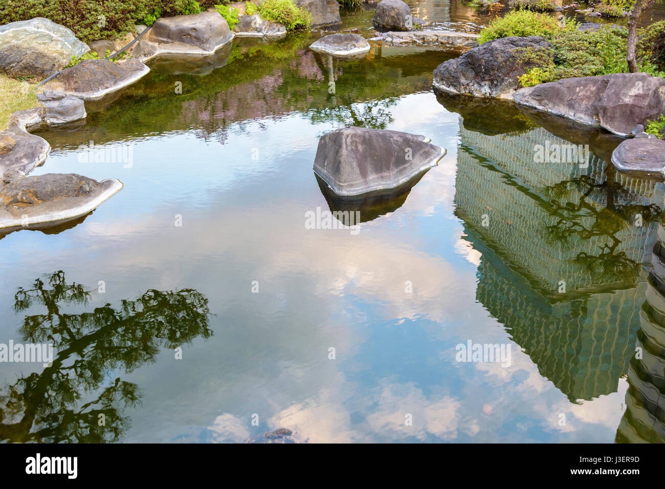 New Otani Hotel Jardín japonés.Un hermoso jardín landsacped en la exposición de motivos de este gran hotel. Foto de stock