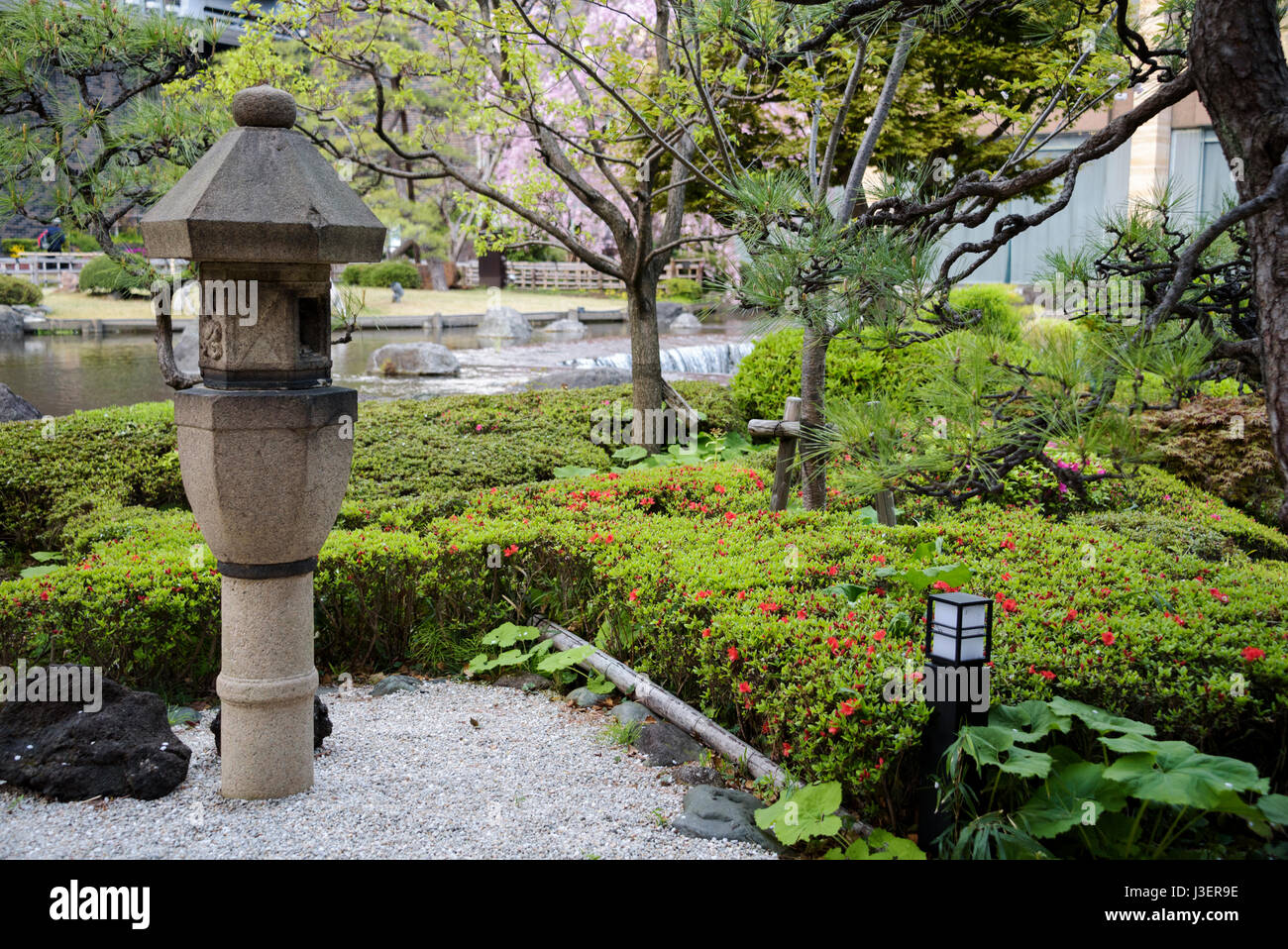 New Otani Hotel Jardín japonés.Un hermoso jardín landsacped en la exposición de motivos de este gran hotel. Foto de stock