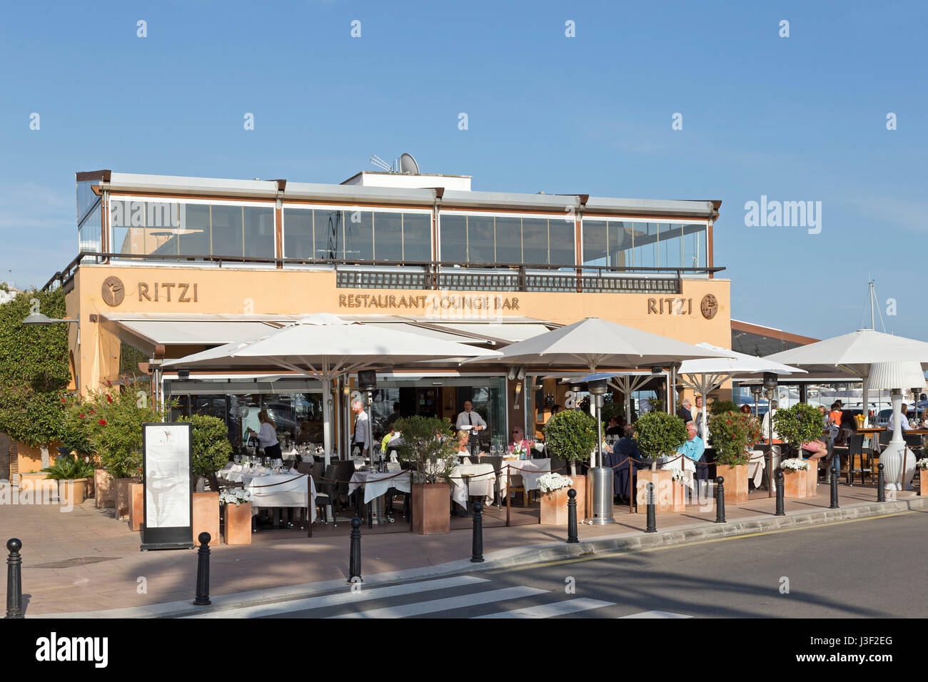 Restaurante en el puerto deportivo de Portals Nous, Mallorca, España  Fotografía de stock - Alamy