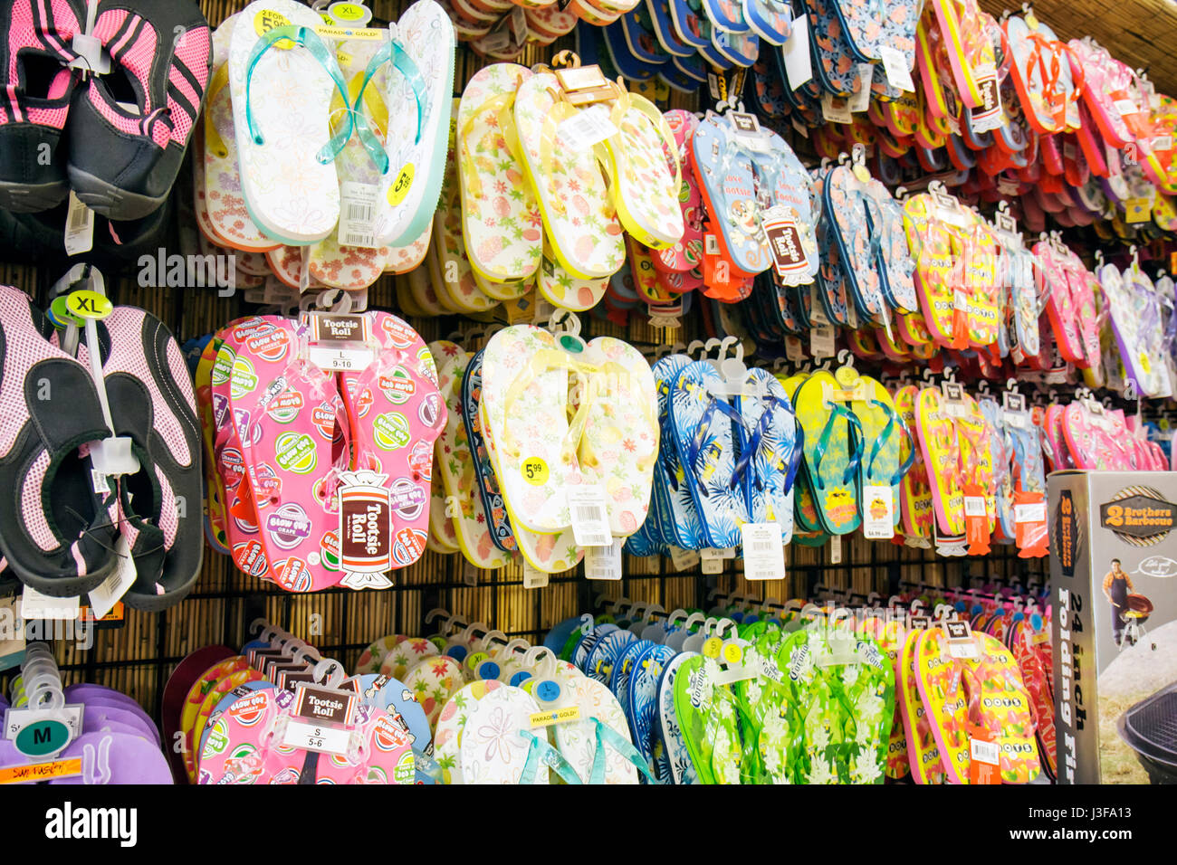 Miami Beach Florida,5th Fifth Street,Walgreens,farmacia,cadena,sandalias,zapatos,calzado,calzado,moda,moda,lujo,moda,flip  Fotografía de stock - Alamy