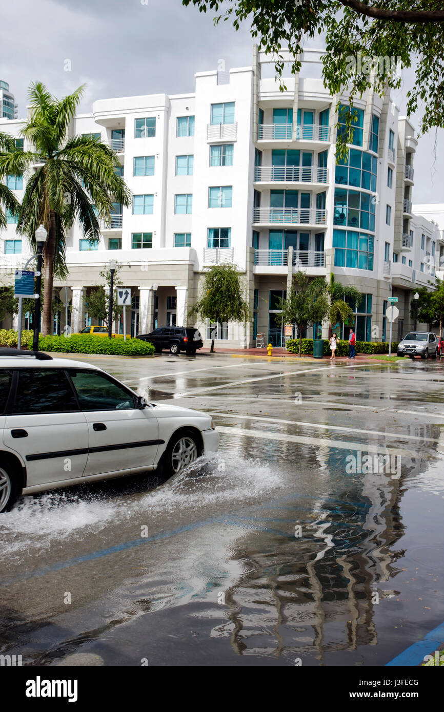 Miami Beach Florida, Washington Avenue, entre bandas de alimentación de huracanes, calle, inundaciones, alta agua, lluvia intensa, coches, intersección, esquina, salpicadura, condomi Fotografía de stock - Alamy Miami Beach Florida, Washington Avenue, entre bandas de alimentación de huracanes, calle, inundaciones, alta agua, lluvia intensa, coches, intersección, esquina, salpicadura, condomi Fotografía de stock - Alamy