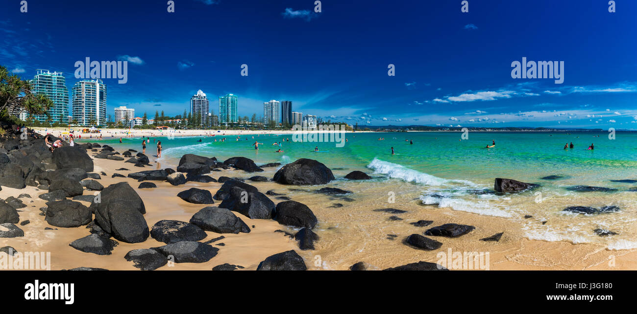 COOLANGATTA, AUS - 01 de mayo de 2017, Coolangatta Beach y Rainbow Bay, Gold Coast, Queensland, Australia Foto de stock