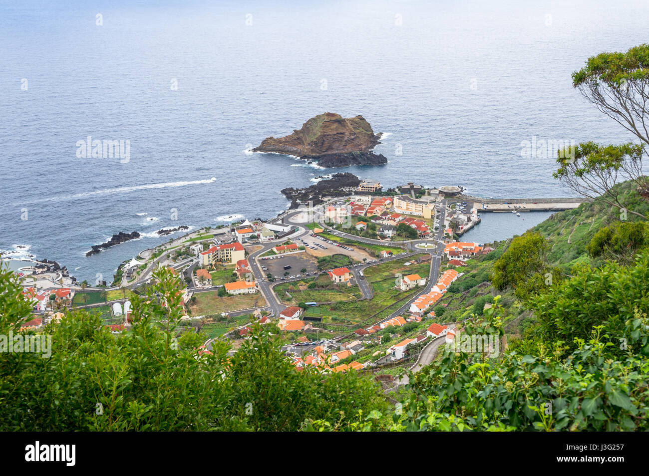 Las serpenteantes carreteras a la localidad costera de Porto Moniz, en la isla de Madeira. Foto de stock