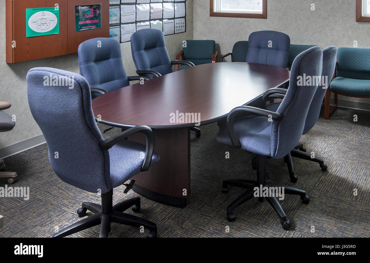 La mesa en la sala de conferencias vacía Foto de stock