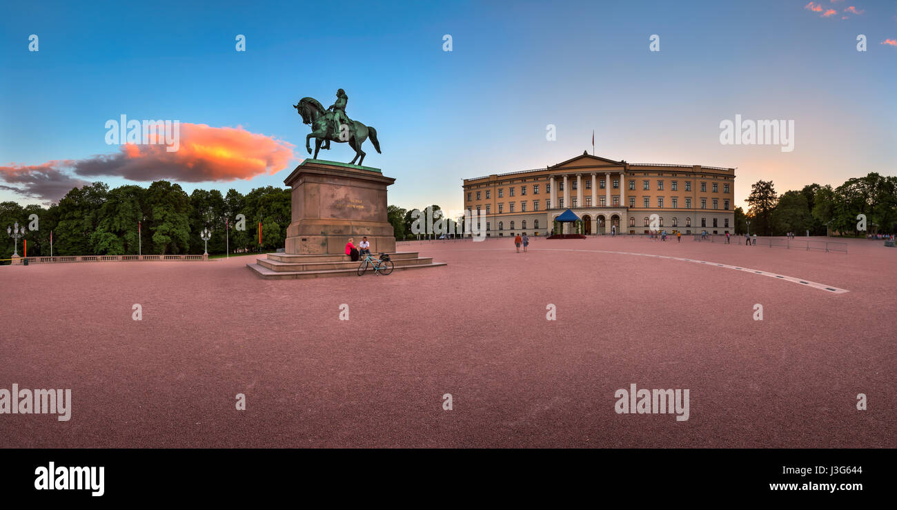 Panorama del Palacio Real y la estatua del rey Karl Johan, en la noche, Oslo, Noruega Foto de stock