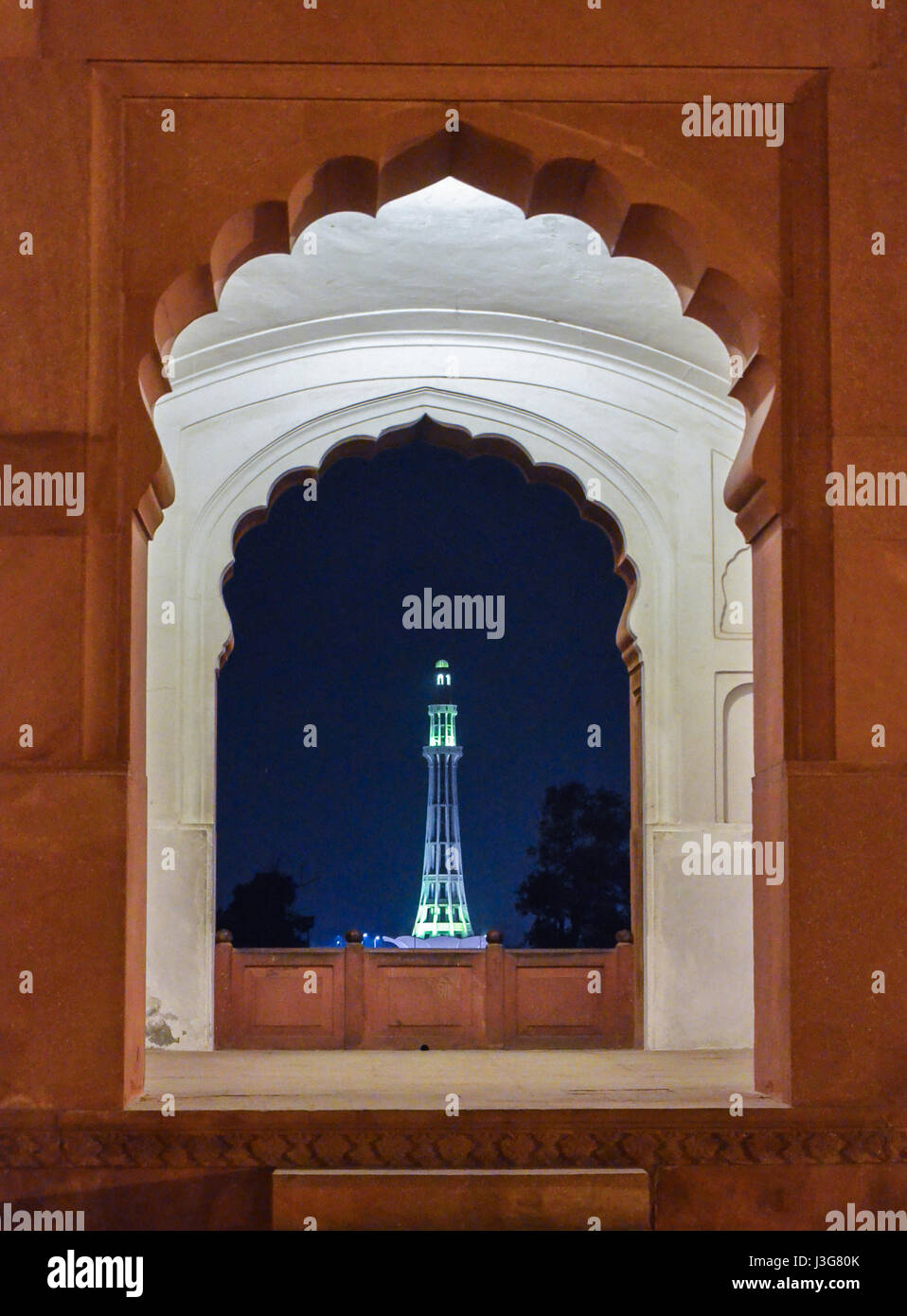 Minar e Pakistán desde la ventana de la Mezquita Badshahi, Lahore-Pakistan vista nocturna Foto de stock